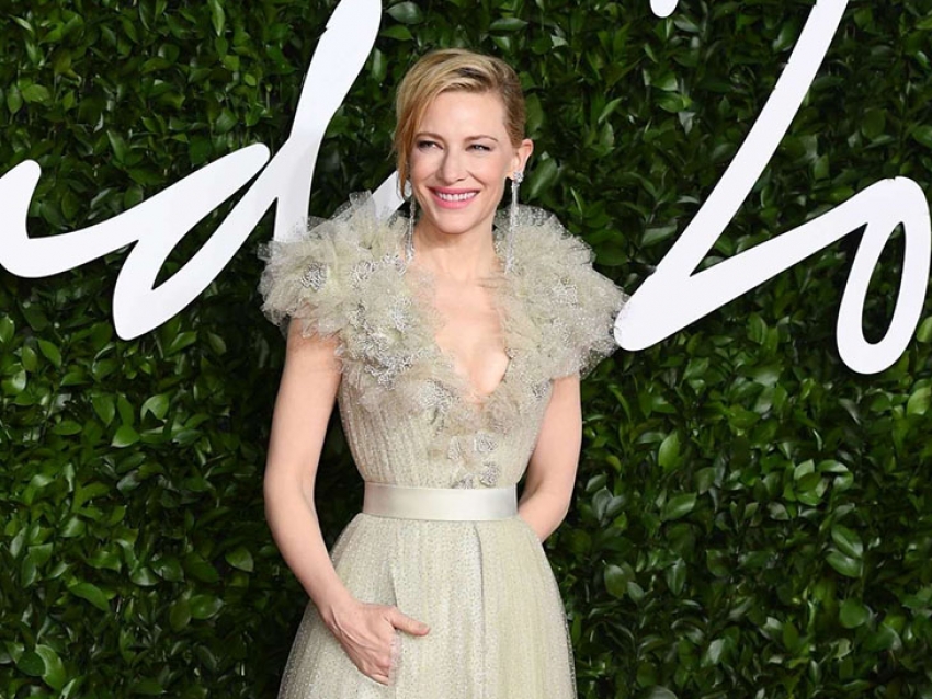 Cate Blanchett radiante con Armani en los British Fashion Awards 2019