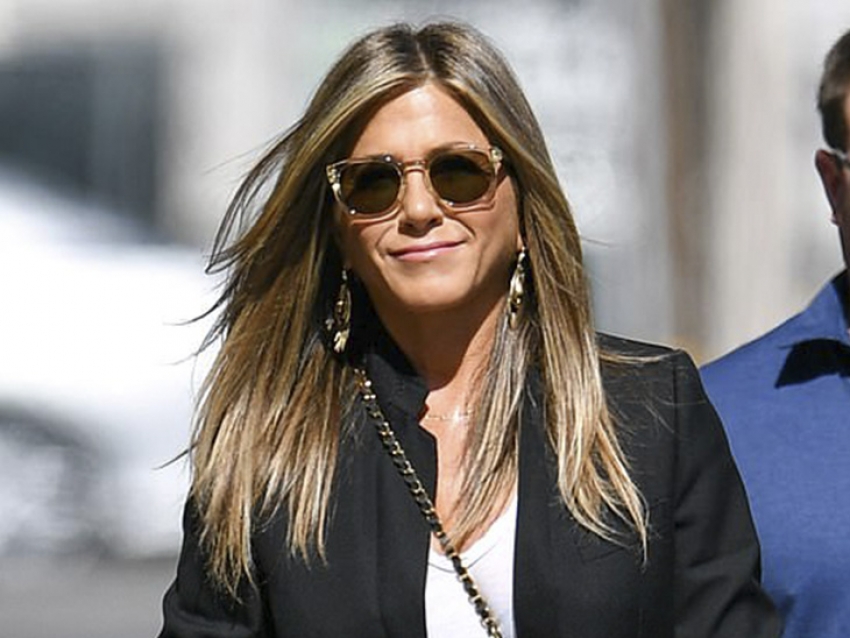 El elegante look de Jennifer Aniston para promocionar su nuevo film para Netflix